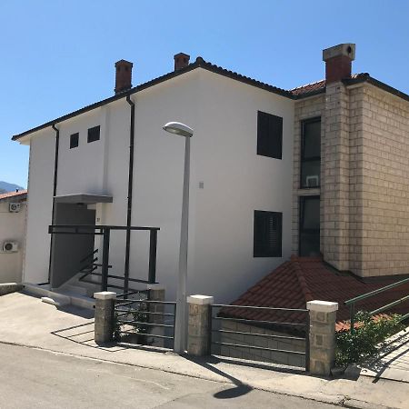 Apartments Tonkita With Jacuzzi Makarska Exterior photo