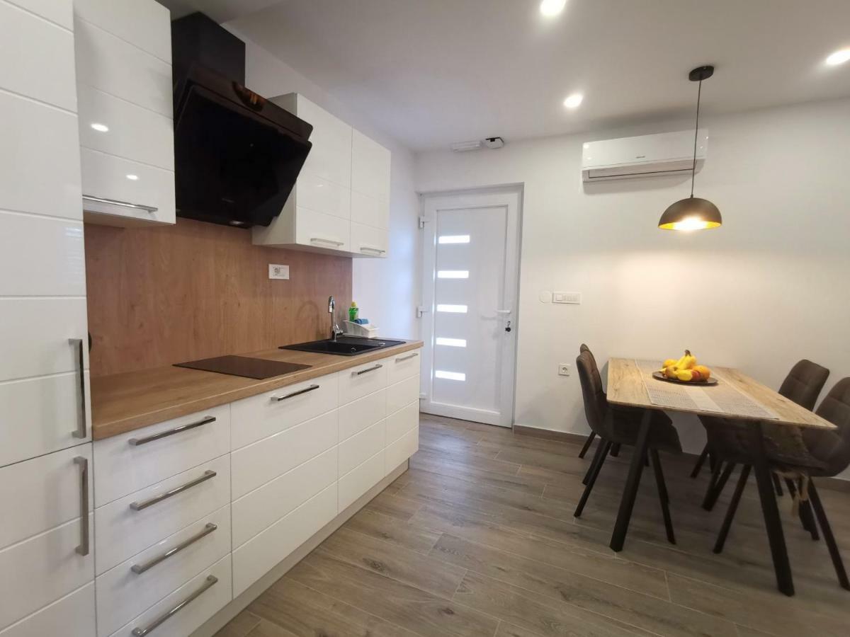Apartments Tonkita With Jacuzzi Makarska Exterior photo